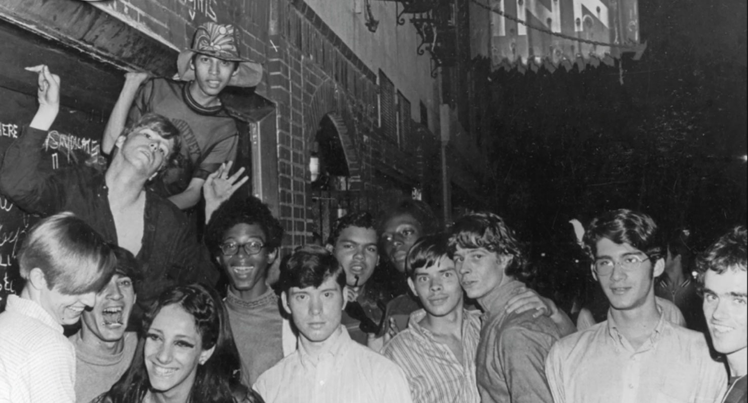 Noche: un grupo de jóvenes LGTBI+ en la calle delante del Stonewall Inn, New York.