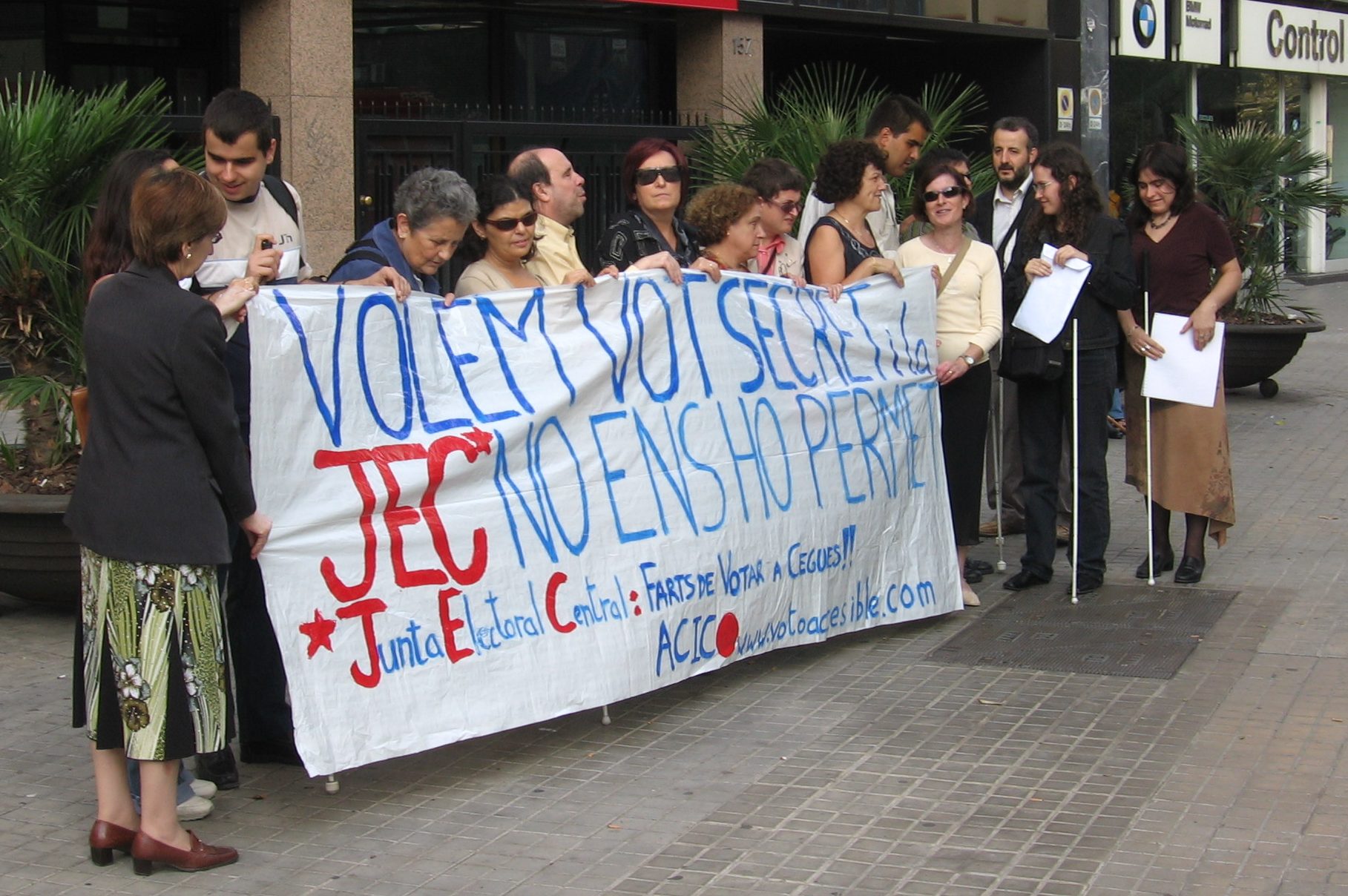 Volem Vot Secret!: Una de varias protestas convocadas por ACIC, a favor del voto secreto. En esta foto se ve una concentración ante un colegio electoral, el 1 de noviembre de 2006, con motivo de las elecciones al Parlament de Catalunya. Foto: Marx21