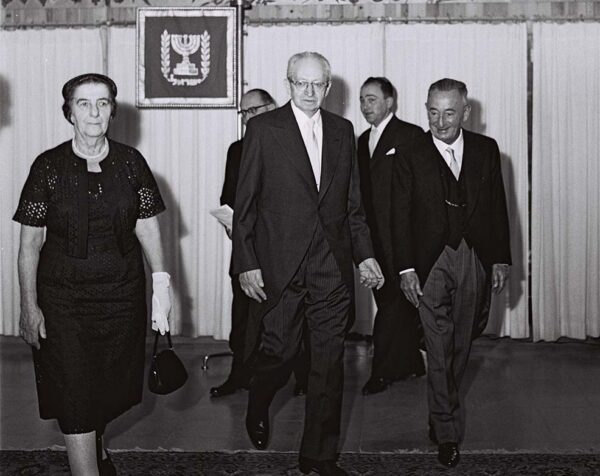 Ricardo Subirana Lobo, embajador cubano, junto a la canciller israelí Golda Meir y el presidente Yitzhak Ben-Zvi en Jerusalén / Foto: Wikipedia
