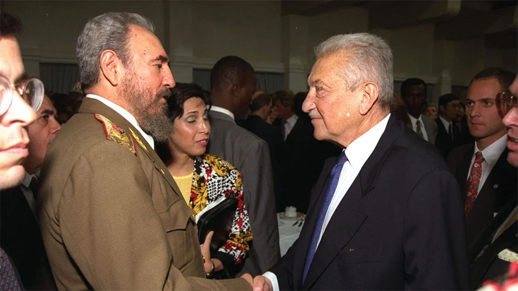Fidel Castro y Ezer Weizman, entonces presidente de Israel, durante la toma de posesión de Nelson Mandela en 1994.